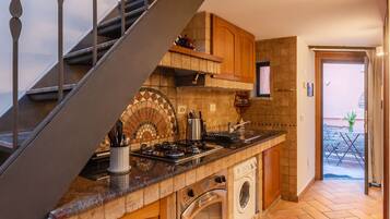 Fridge, oven, stovetop, coffee/tea maker