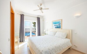 Room - Luxurious Four Bedroom Villa With Jacuzzi in Luz (Lagos)