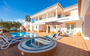 Casa, várias camas | Piscina | Piscina externa