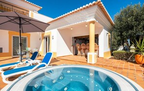 House, Multiple Beds | Outdoor spa tub - Luxurious Four Bedroom Villa With Jacuzzi in Luz (Lagos)