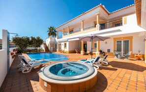 Outdoor spa tub - Luxurious Four Bedroom Villa With Jacuzzi in Luz (Lagos)