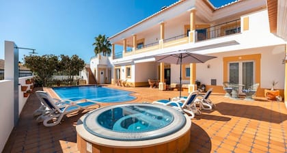 Luxurious Four Bedroom Villa With Jacuzzi in Luz