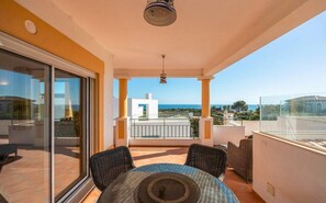 Outdoor dining - Luxurious Four Bedroom Villa With Jacuzzi in Luz (Lagos)