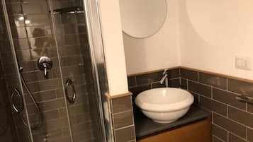 Doccia, asciugacapelli, bidet, asciugamani