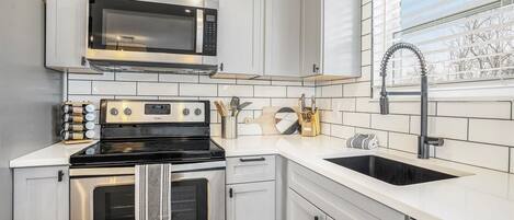 Refrigerador, microondas, horno y parrilla de estufa