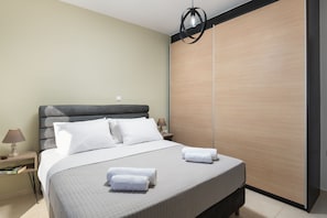 2 bedrooms, desk, soundproofing, iron/ironing board - The cozy nook (Chorafakia)