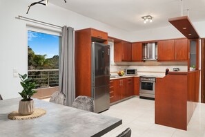 Fridge, stovetop