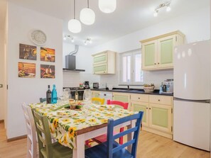 Fridge, oven, dishwasher, cookware/dishes/utensils