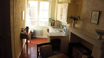 Réfrigérateur, micro-ondes, plaque de cuisson, bouilloire électrique