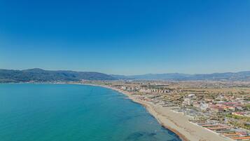 Una spiaggia nelle vicinanze
