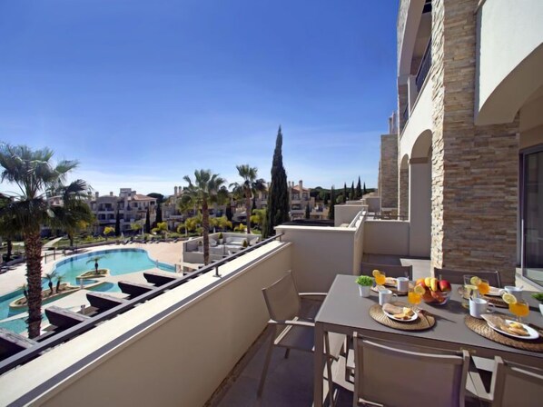 Outdoor dining - Pine Hills Cristal by Interhome (Vilamoura)