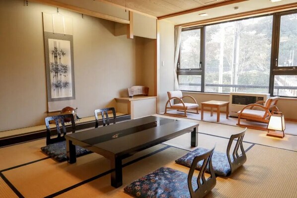 Traditional Room, Non Smoking, Mountain View | In-room safe, free WiFi, bed sheets