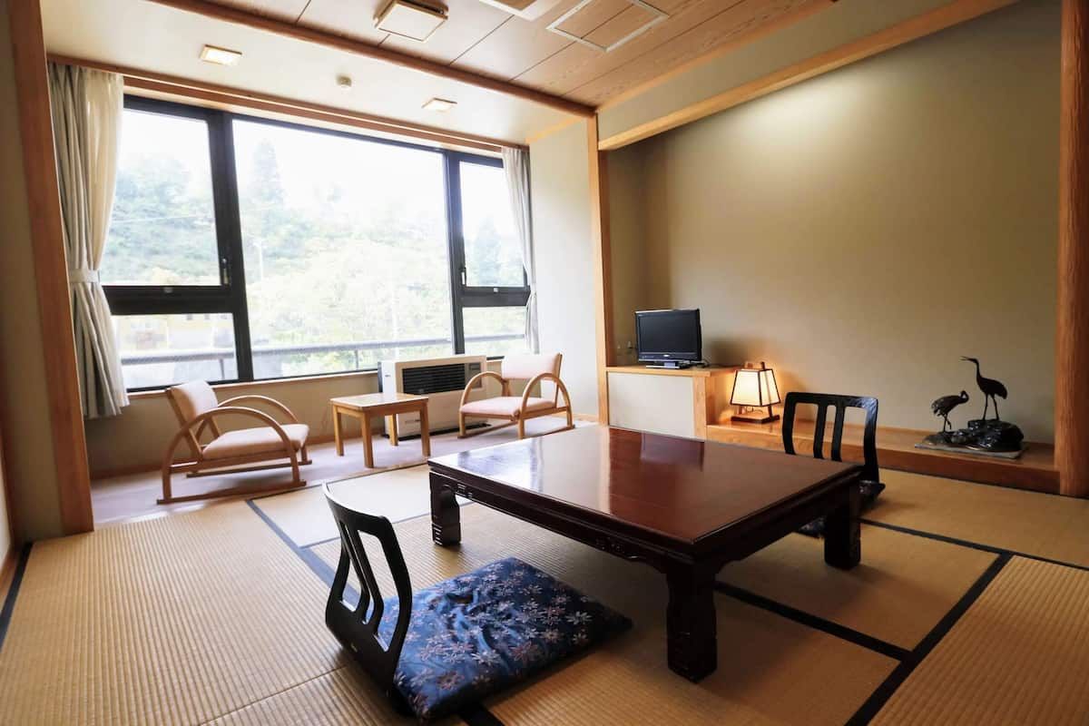 Habitación tradicional, para no fumadores, vista a la montaña | Caja de seguridad en la habitación, wifi gratis y ropa de cama