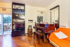 40-inch flat-screen TV with satellite channels, TV, Netflix