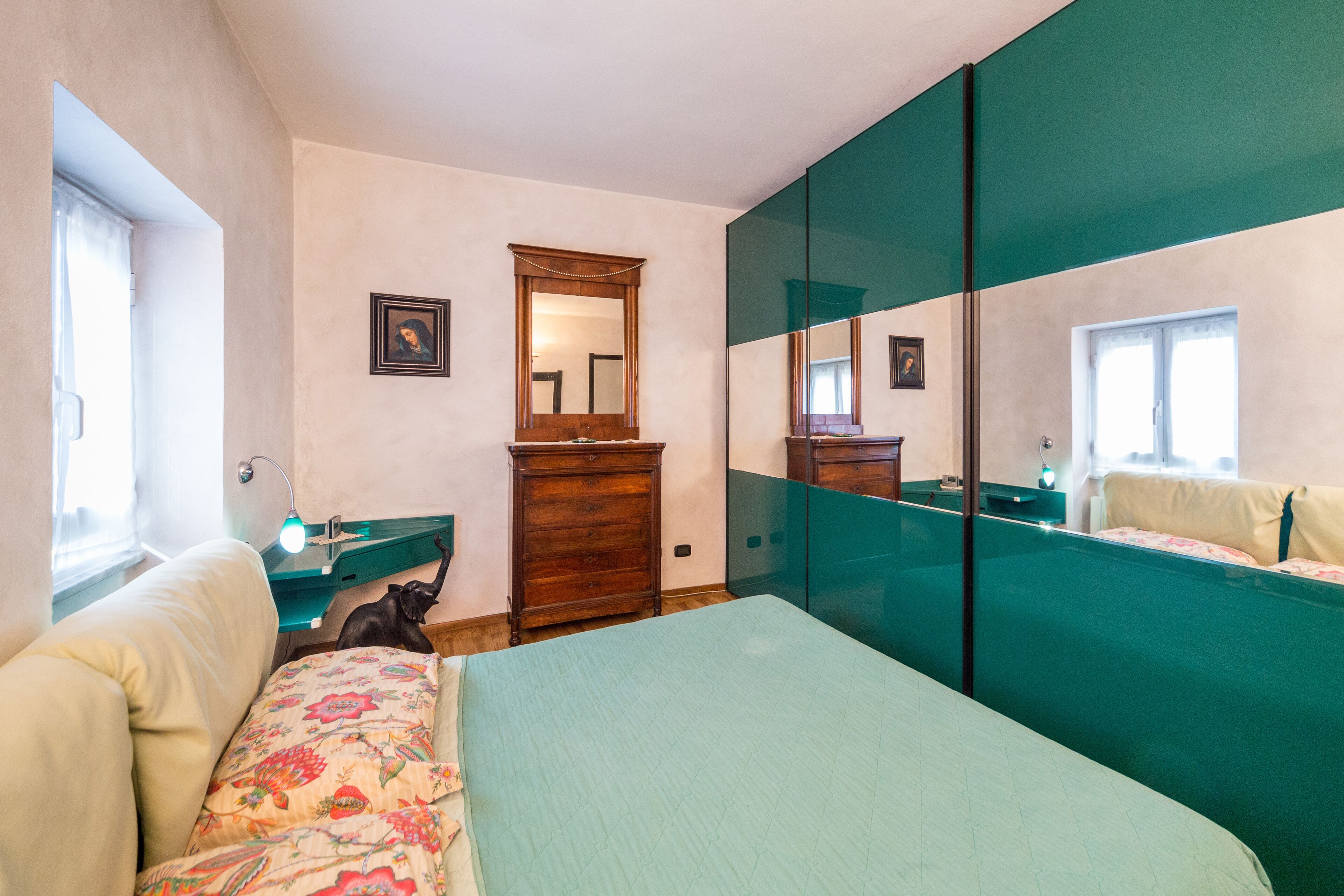 4 Schlafzimmer, Schreibtisch, schallisolierte Zimmer