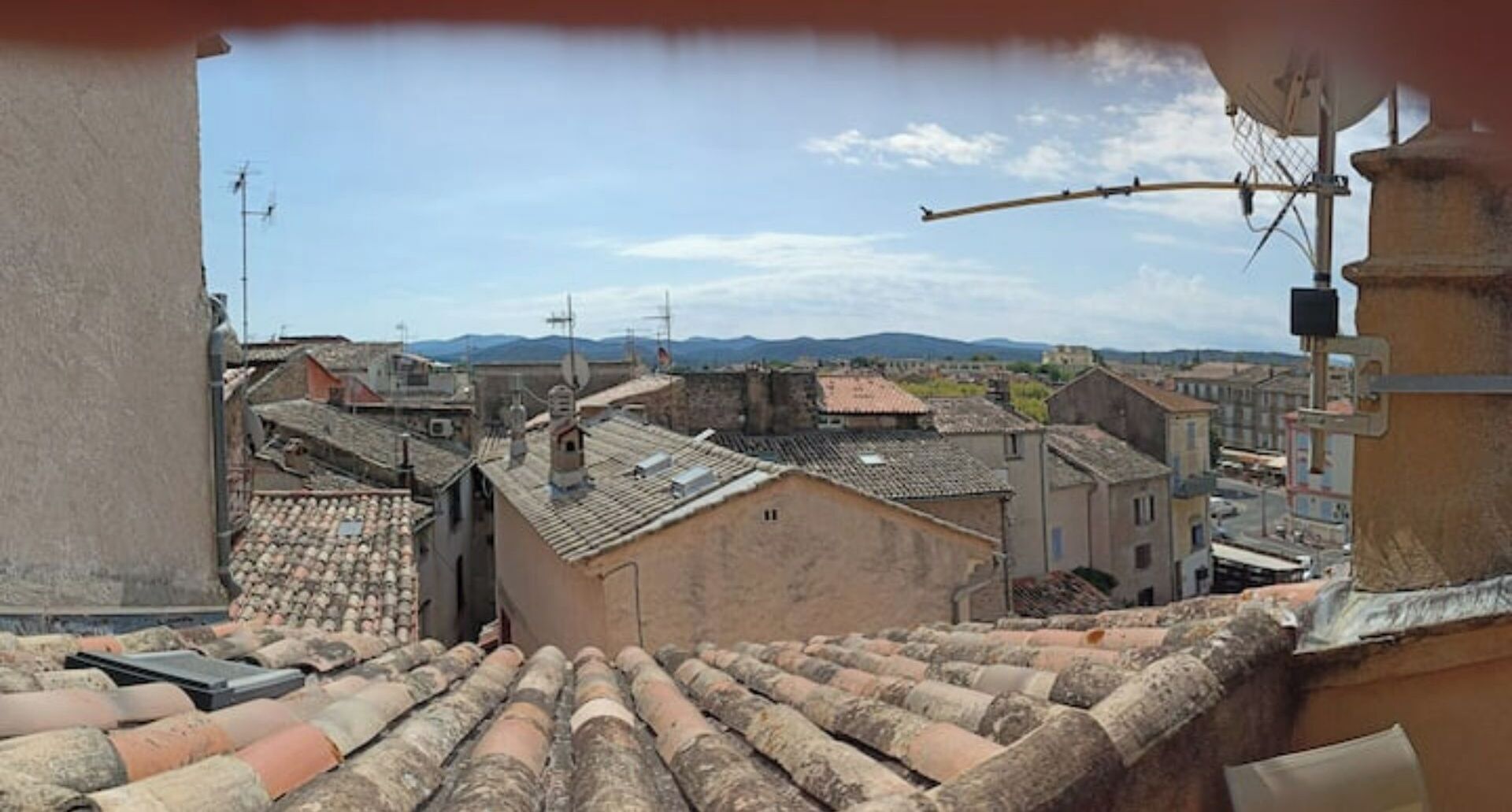 Vista de um horizonte urbano com edifícios tradicionais e céu claro.