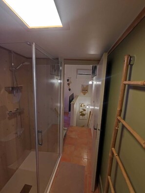 Een douche, handdoeken