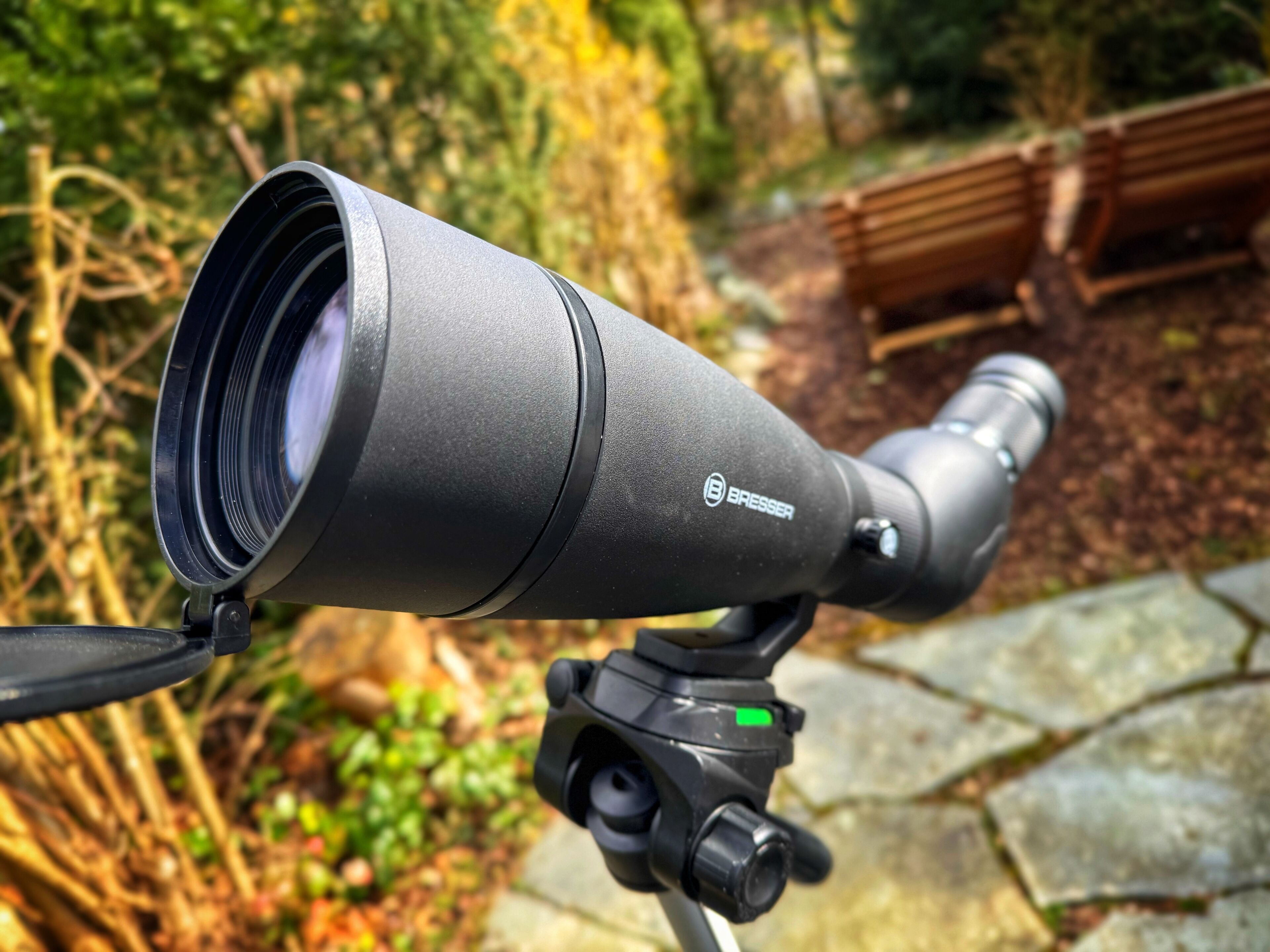 Un telescopio Bresser montado sobre un trípode.