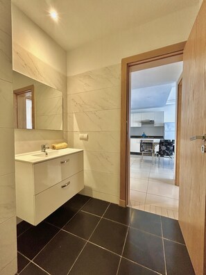 Shower, hydromassage showerhead, bathrobes, towels - Adan beach (Aourir)