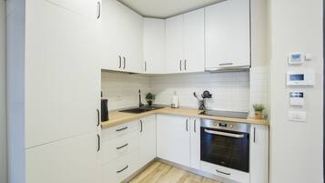 Een koelkast, een microgolfoven, een oven, een kookplaat