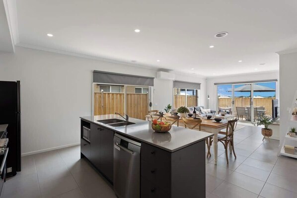 Coffee/tea maker, fridge, microwave, oven - Lux 4BR 2BA Modern Fam Home (Cowes)