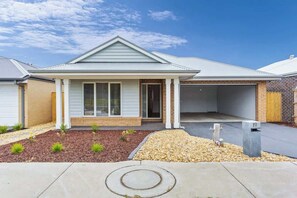 Exterior - Lux 4BR 2BA Modern Fam Home (Cowes)
