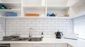 Jääkaappi, mikroaaltouuni, uuni, liesi