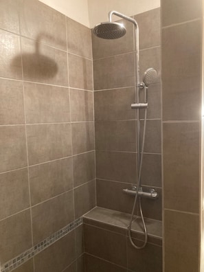تجهيزات دش، مجففات شعر، مناشف
