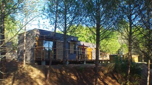 A cabin with a deck, surrounded by trees. - New Ecogîte in the countryside, three minutes from all amenities. (Limoux)