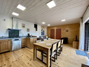 Dining - New Ecogîte in the countryside, three minutes from all amenities. (Limoux)