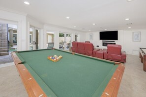 Maison, plusieurs chambres | Salle de jeux