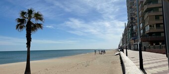 Apartment with terrace and views of the beach