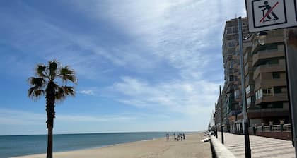 Apartamento con terraza y vistas a la playa