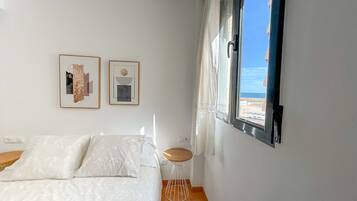 3 makuuhuonetta, työpöytä, silitysrauta/-lauta, Wi-Fi