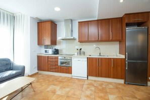 Een koelkast, een magnetron, een oven, een kookplaat