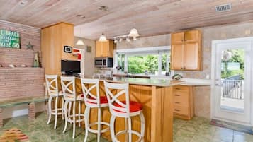 House, 4 Bedrooms | Private kitchen