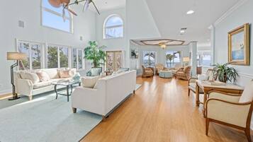 House, 5 Bedrooms | Living area