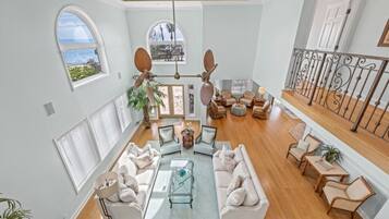 House, 5 Bedrooms | Living area