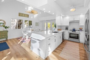 House, 4 Bedrooms | Private kitchen