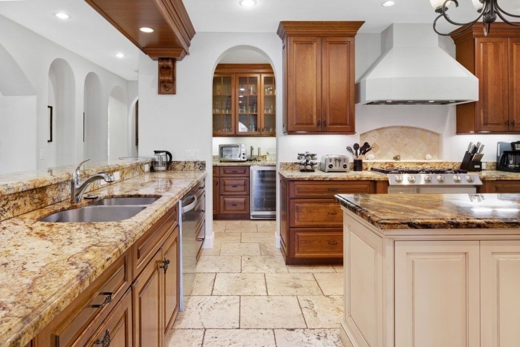 House, 5 Bedrooms | Private kitchen