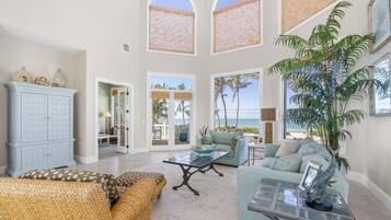 House, 5 Bedrooms | Living area