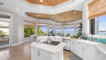 House, 5 Bedrooms | Private kitchen