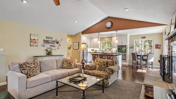 House, 4 Bedrooms | Ruang tamu