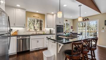 House, 4 Bedrooms | Dapur peribadi | Peti sejuk, ketuhar, pembancuh kopi/teh, pembakar roti