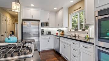 House, 4 Bedrooms | Private kitchen | Fridge, oven, coffee/tea maker, toaster