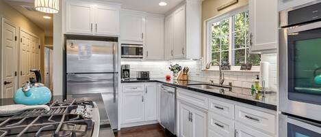 House, 4 Bedrooms | Private kitchen | Fridge, oven, coffee/tea maker, toaster