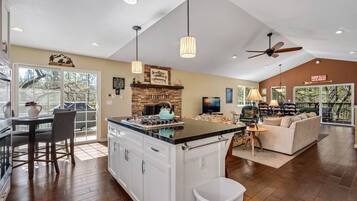 House, 4 Bedrooms | Private kitchen | Fridge, oven, coffee/tea maker, toaster