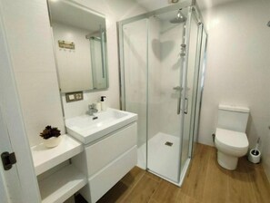 Shower, towels - Apartamento Alborada (Arzúa)