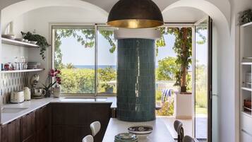 Geladeira, micro-ondas, fogão, cooktop