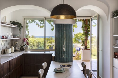 Two king-size bedrooms villa with pool and sea view
